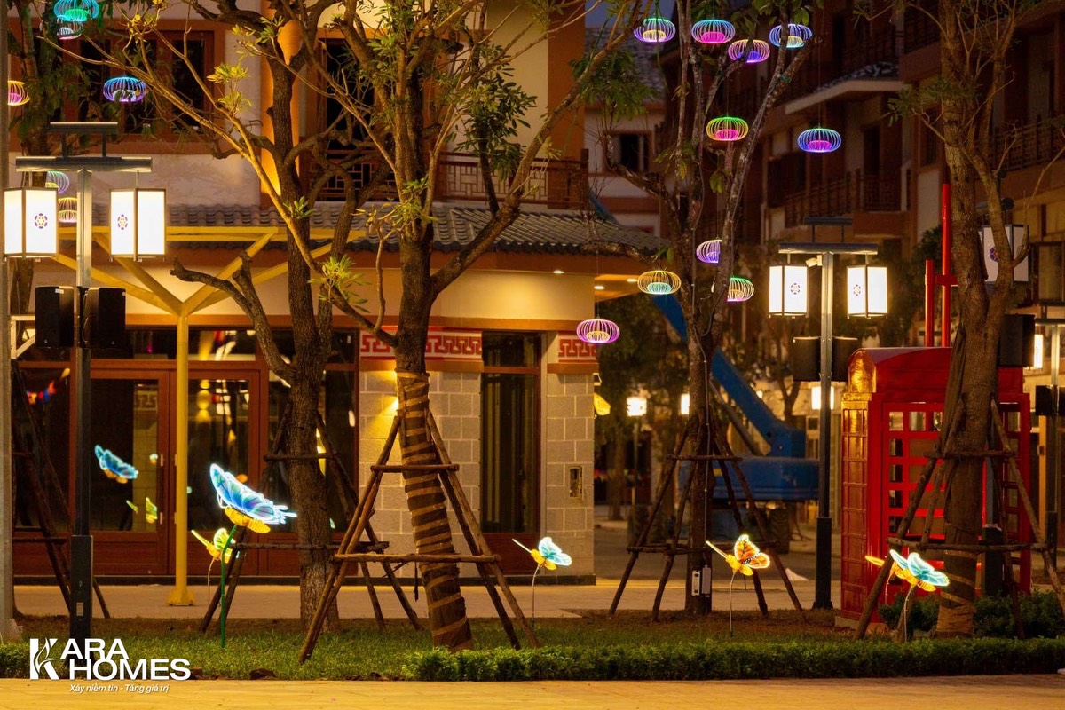 Mega Grand World - Dạo quảng trường K-Town ngắm đèn lồng sáng lấp lánh